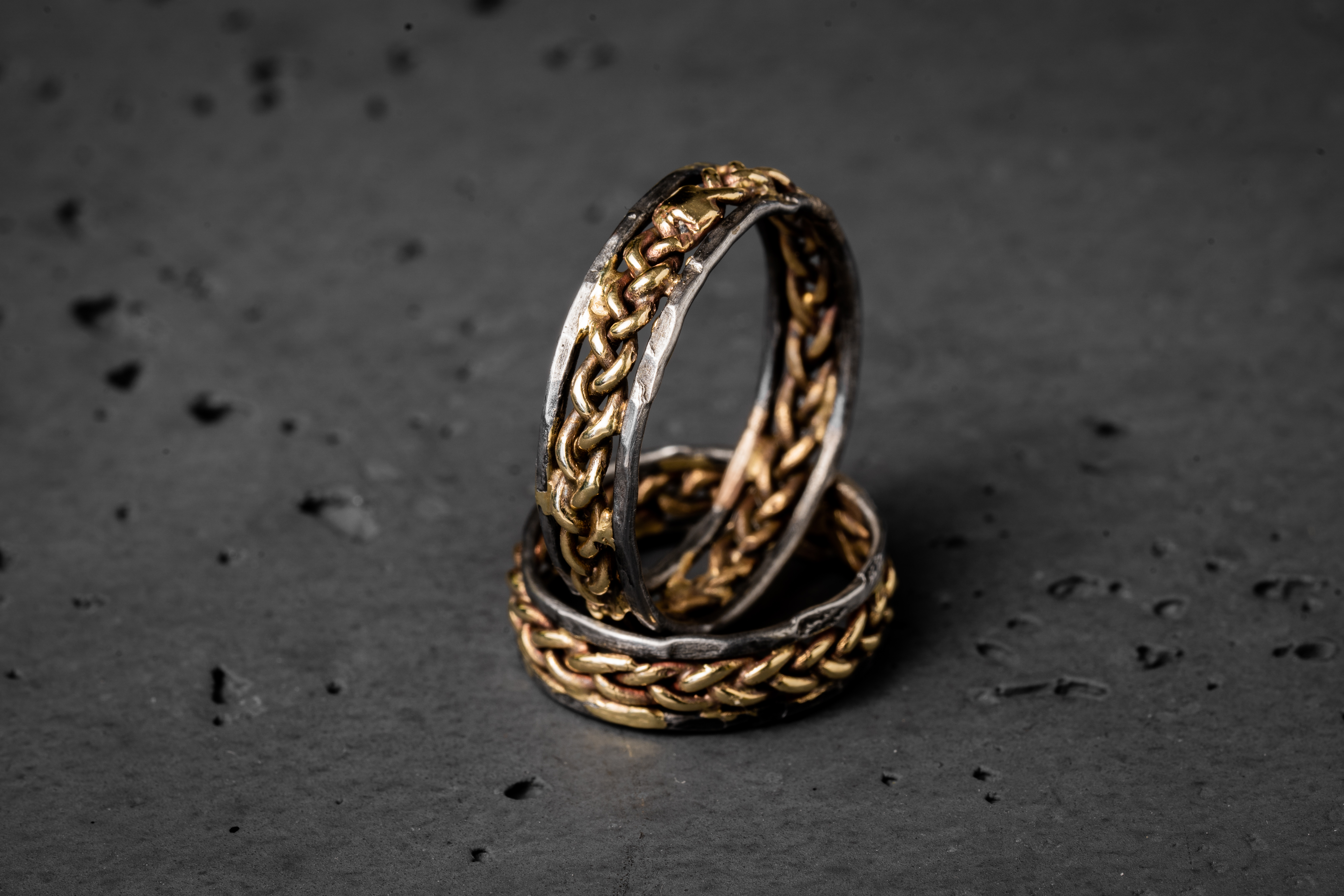 Obrączka oparta na słowiańskich wzorach