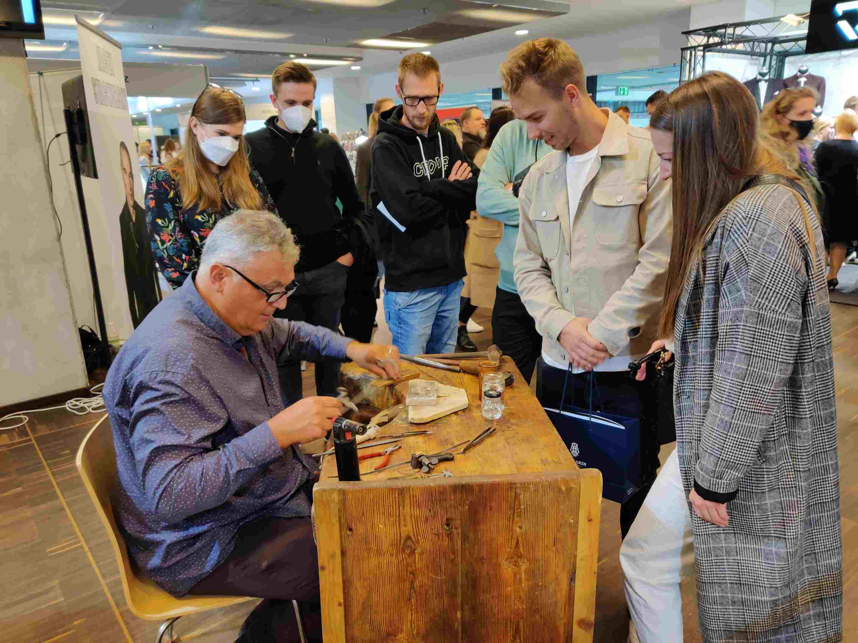 Prezentacja sztuki rzemiosła jubilerskiego na Targach Ślubnych