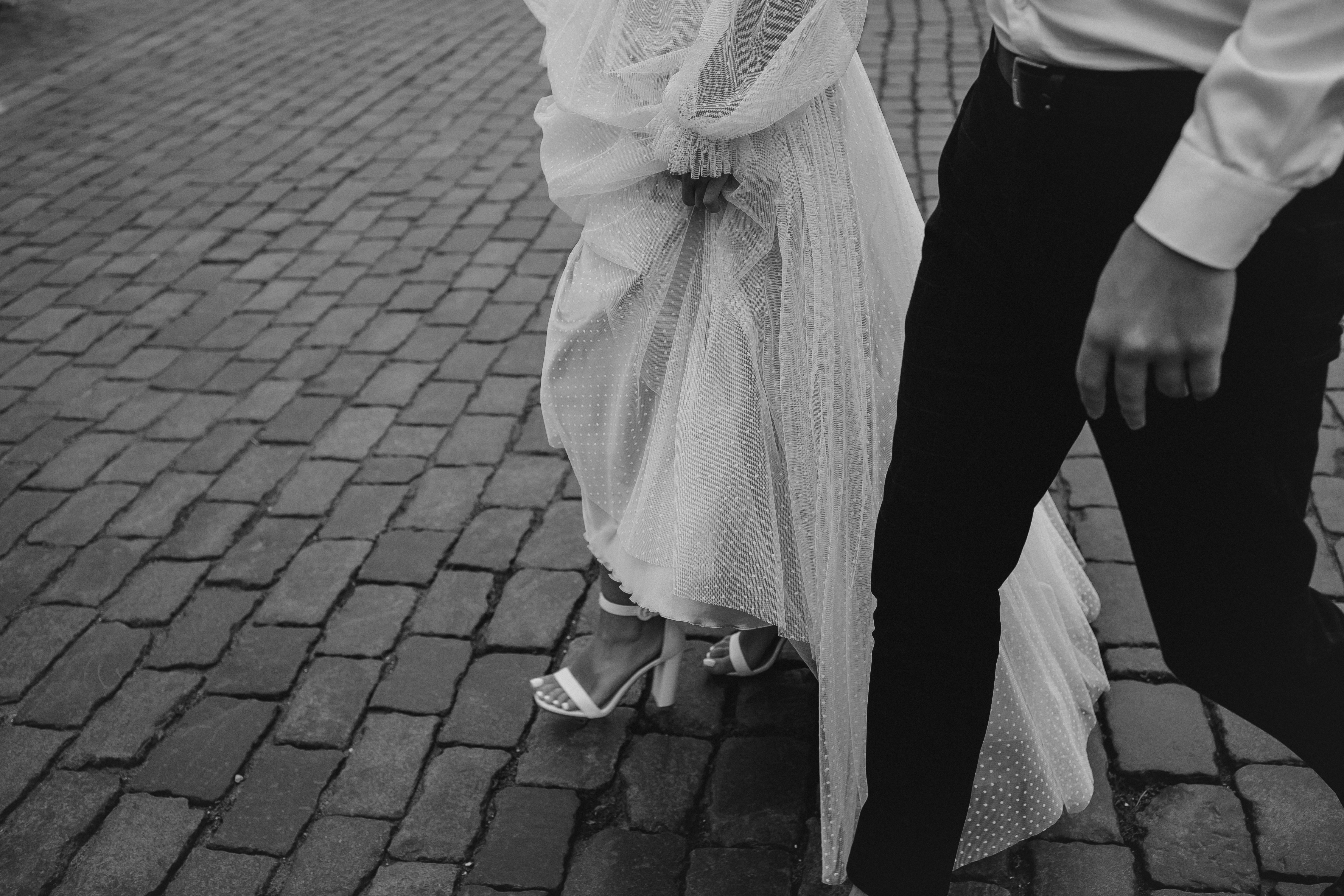 czarno-białe kawałek sukni Panny Młodej i spodni Pana Młodego