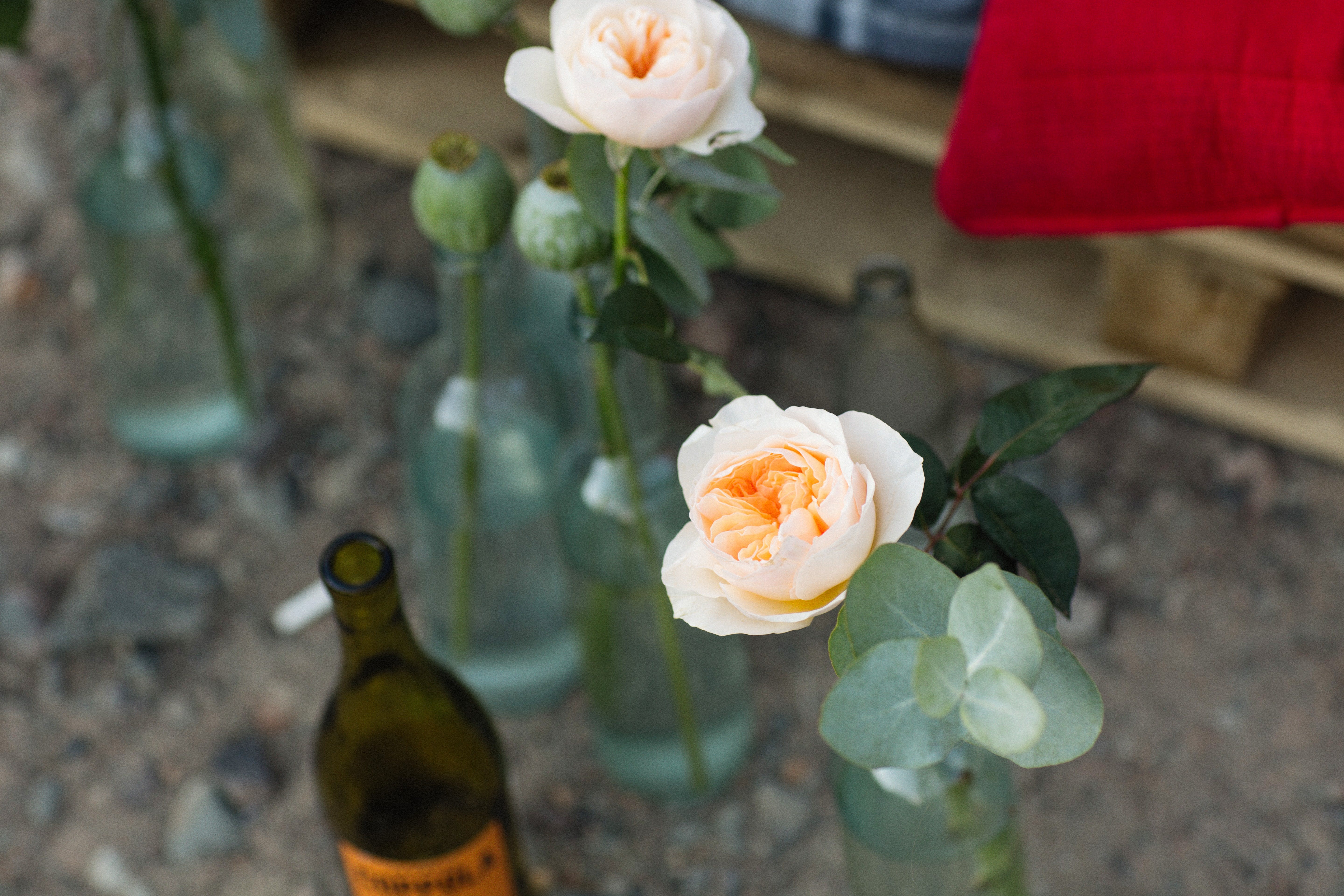 wazony butelki z brzoskwiniowymi różami