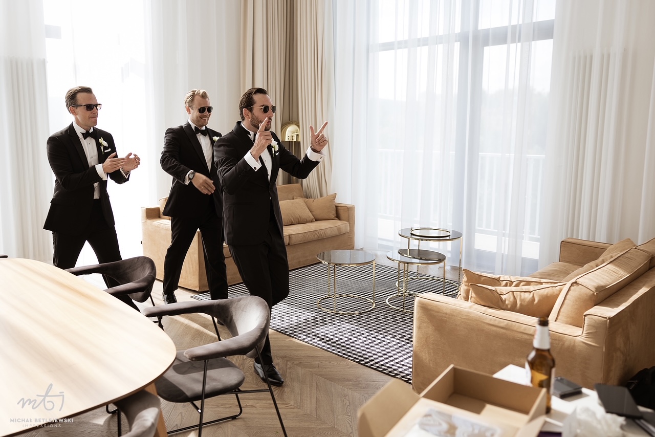 Pan młody z przyjaci&oacute;łmi