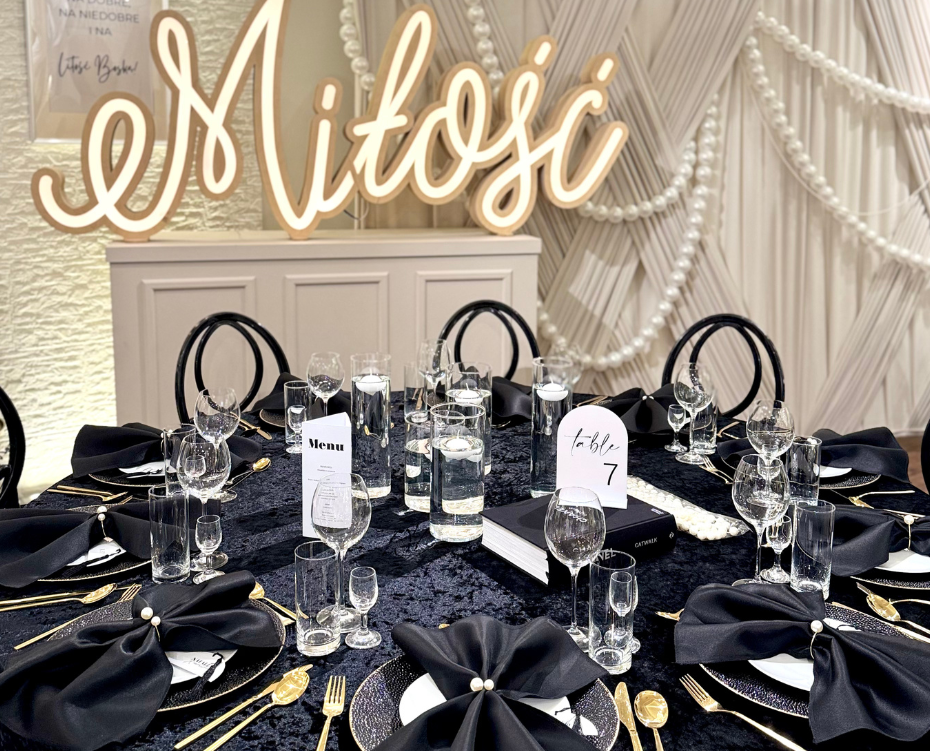 Beżowa dekoracja z elementami czerni