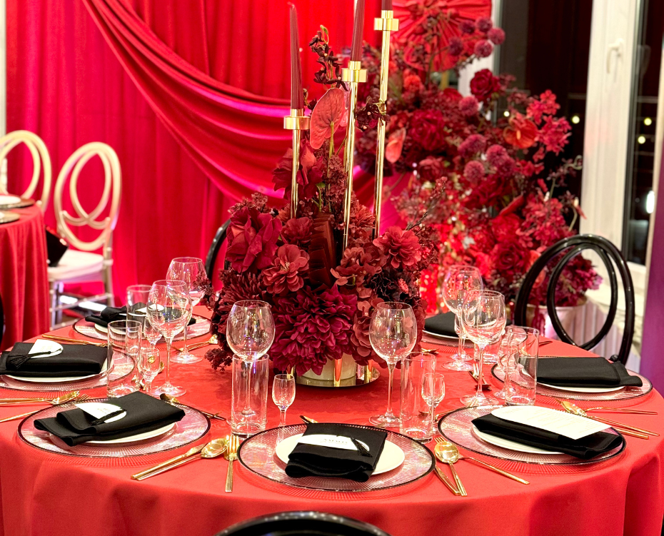 Czerwona aranżacja ślubna stoł&oacute;w