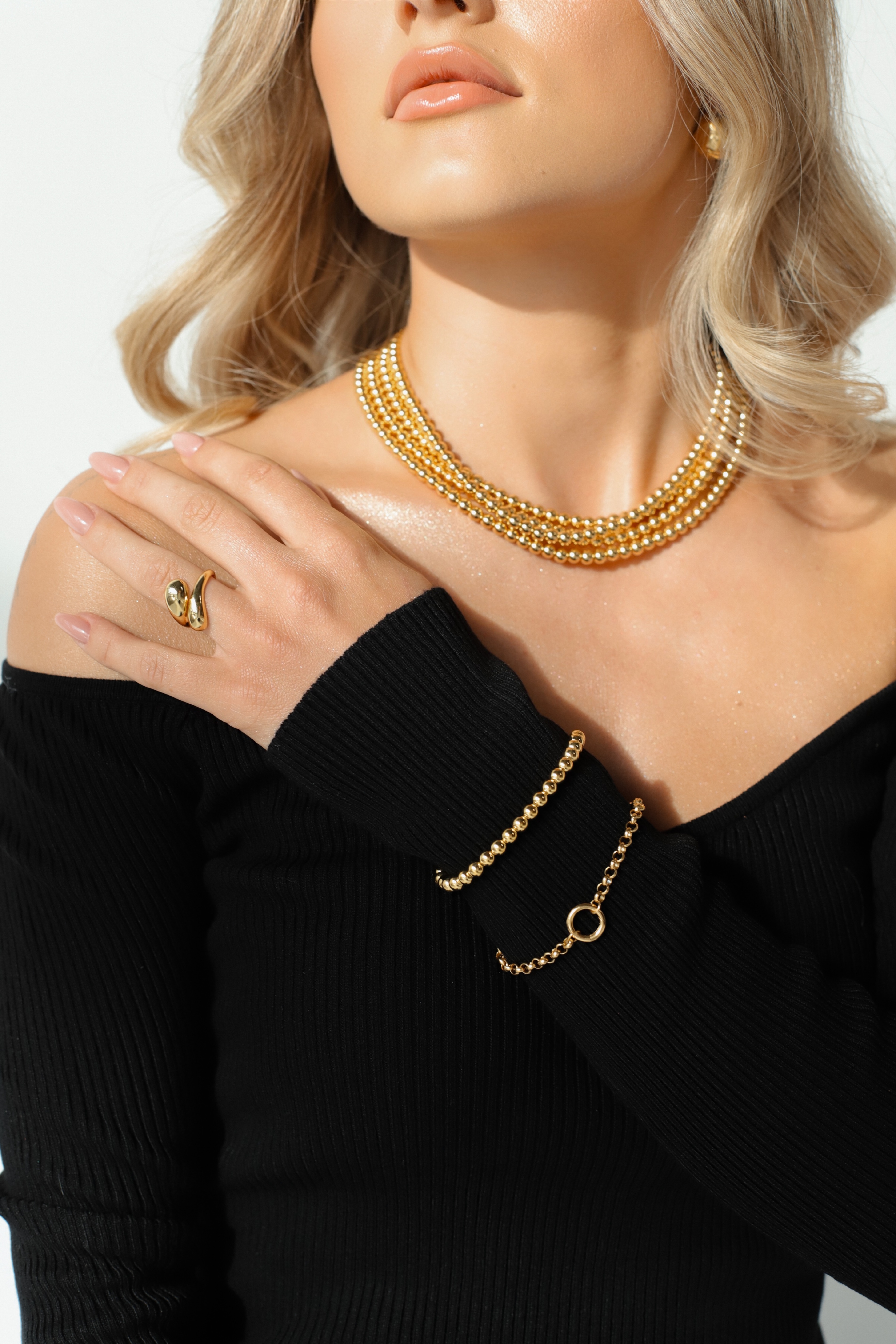 Biżuteria z bliska na modelce