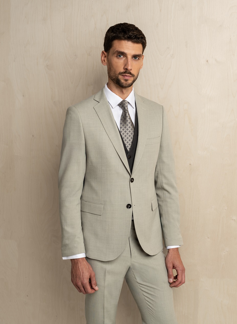 Mężczyzna w jasnym garniturze