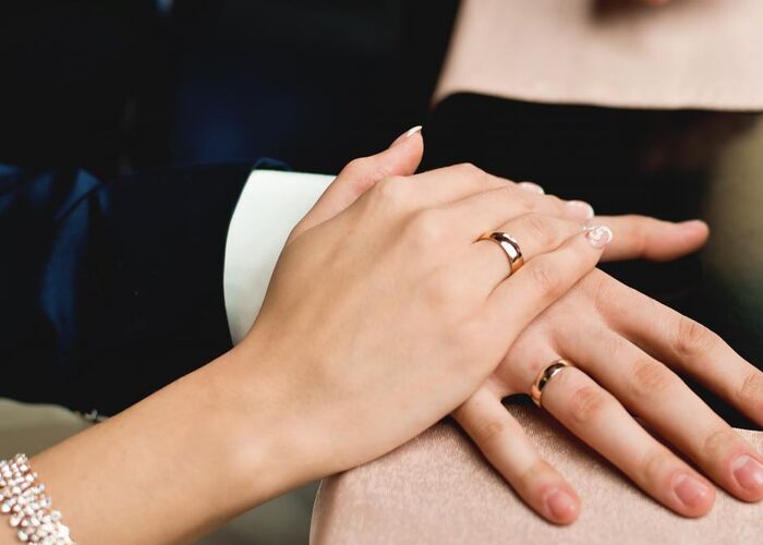 Jak Wybrać Obrączki Ślubne: Kompleksowy Przewodnik dla Narzeczonych