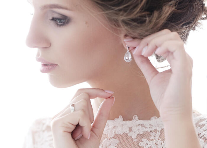 Jakie kolczyki do sukni ślubnej?
