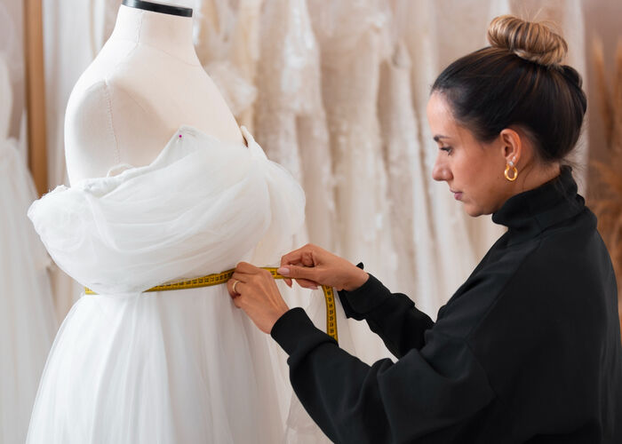 Jakie materiały są dobre na suknie ślubne?