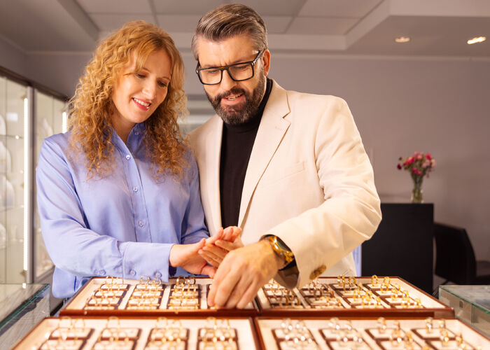 Nowoczesne obrączki bez mitów - Rozmowa z Karoliną Rychłowską, starszym ekspertem ds. obrączek w salonie OCH Obrączki  w Pabianicach